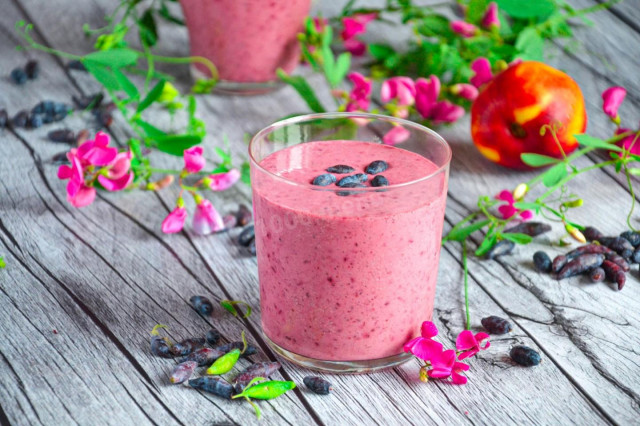Berry smoothie with honeysuckle