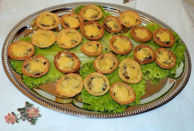 Cottage cheese tartlets with mushrooms and cheese