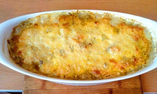Potatoes with chicken baked in creamy garlic sauce