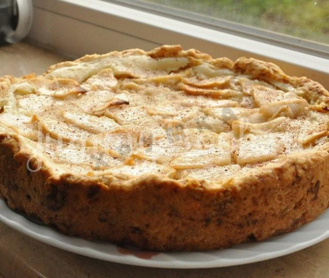 Tsvetaevsky pie with apples and sour cream