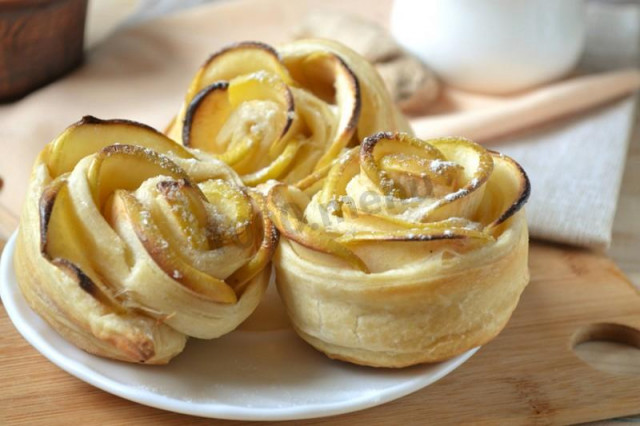 Puff pastry and apple roses