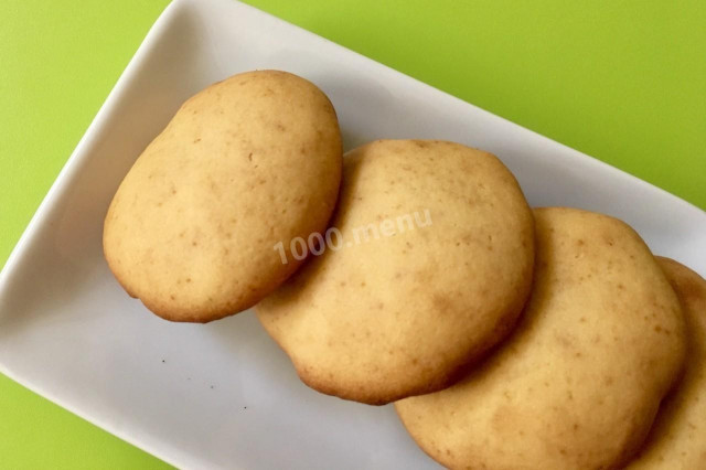 Simple cookies with butter and egg yolks