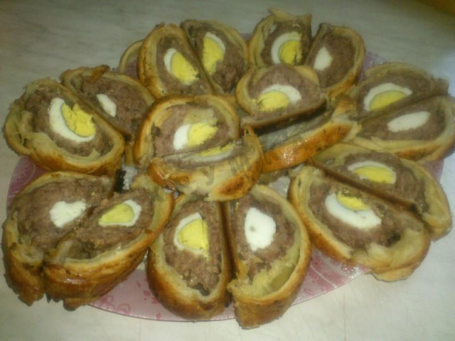 Puff pastry rolls with meat and egg