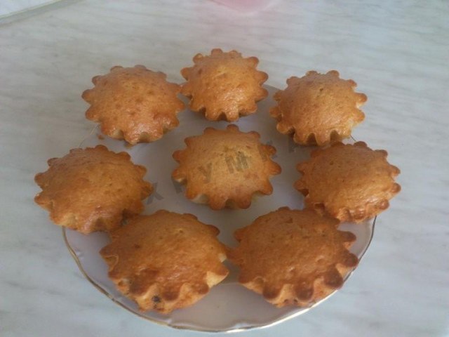 Plain cupcakes on sour cream with baking powder