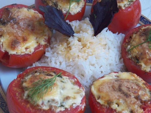 Baked tomatoes with meat in foil