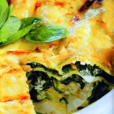 Lasagna with spinach and cheese