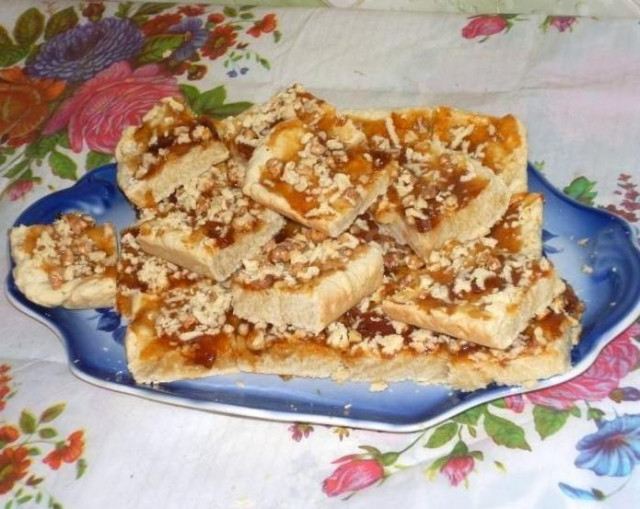 Margarine cookies with jam and walnuts