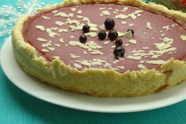 Short currant pie with fresh currants