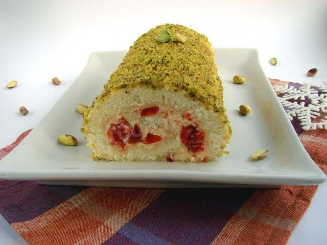 Sponge roll with custard and drunk cherries