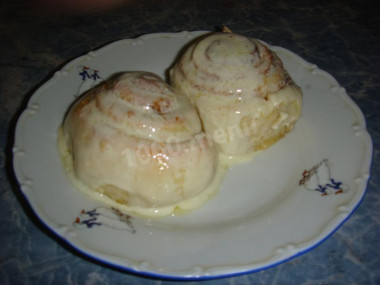 Sinabon buns in butter and soft cheese sauce