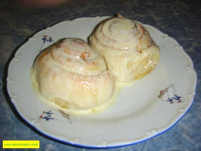 Sinabon buns in butter and soft cheese sauce