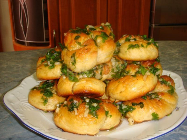 Snack yeast buns on mineral water with garlic