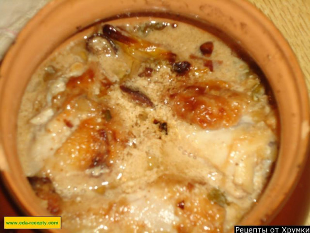 Chicken with prunes in pots in Greek