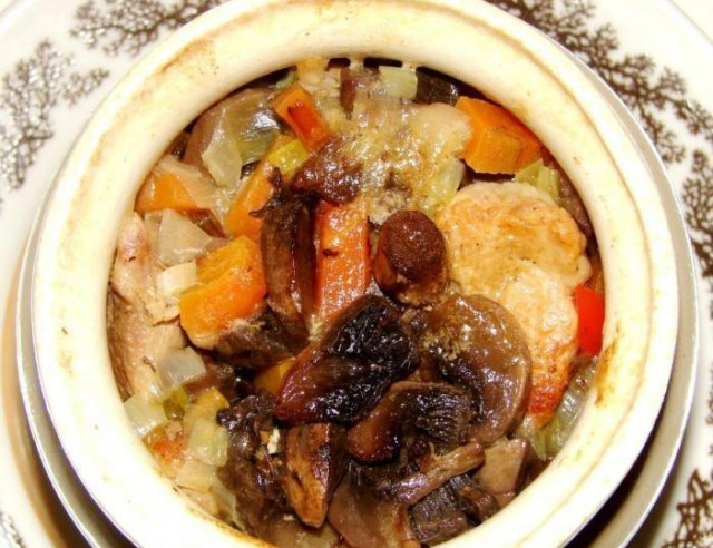 Roast in pots with mushrooms and beef