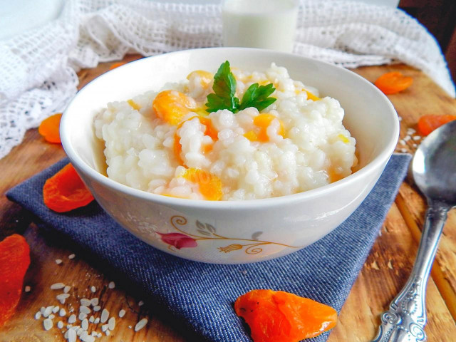 Rice porridge with dried apricots