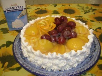 Sponge cake with protein cream and fruit