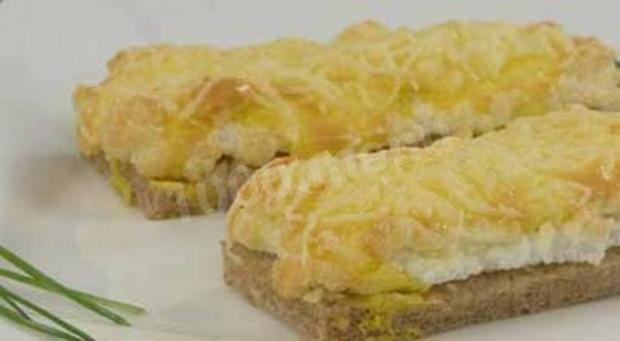Hot sandwiches with egg, garlic and cheese