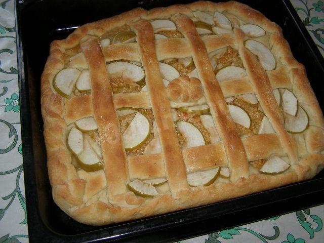 Apple pie made from yeast dough in vegetable oil