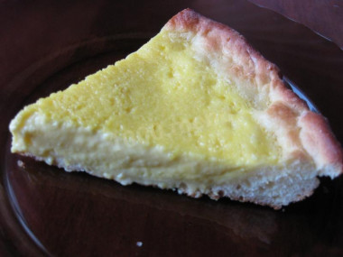 Sour cream pie with milk
