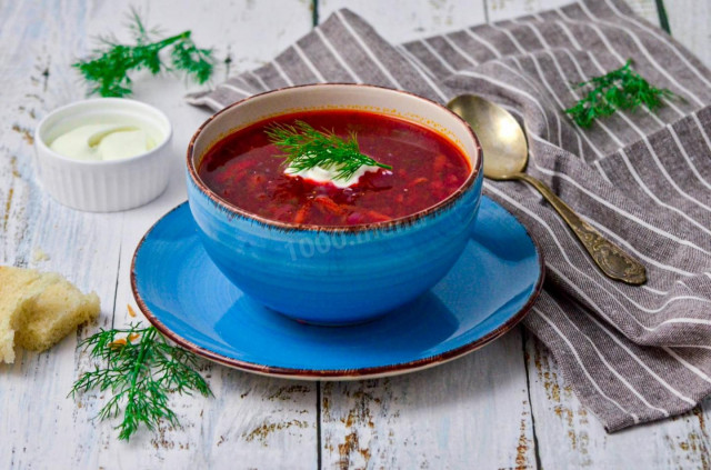 The simplest borscht with beetroot and cabbage is lean
