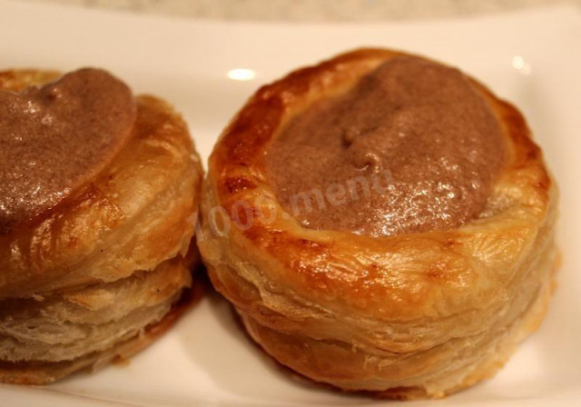 Puff pastry rolls with banana and chocolate butter