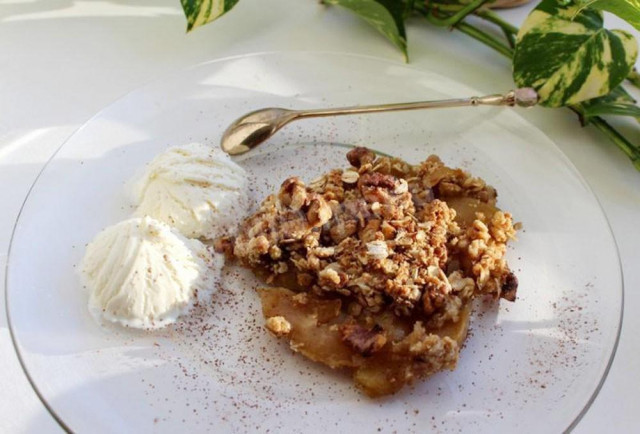 Apple dessert with nuts