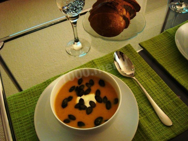 Pumpkin puree soup with ginger and garlic