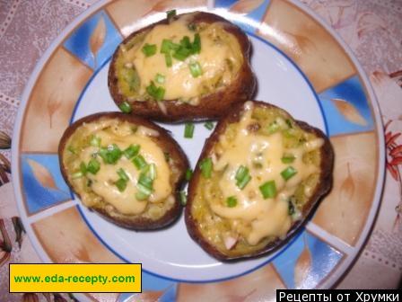 Potatoes stuffed with cheese with sour cream and green onions