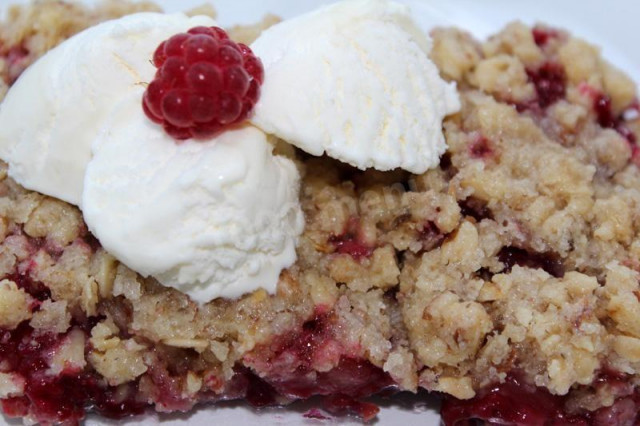 Oatmeal pie with apples and raspberries