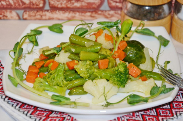 Steamed frozen vegetables in a slow cooker
