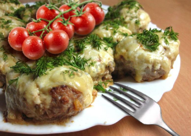 Steamed minced turkey cutlets with hard cheese