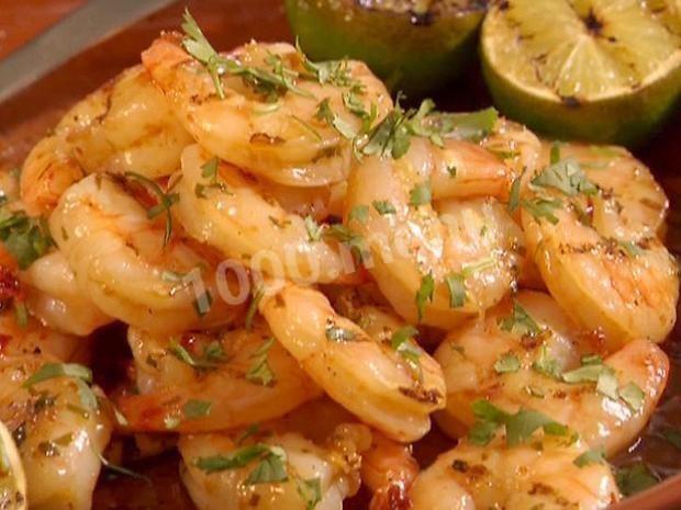 Grilled shrimp in garlic sauce with honey