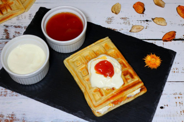 Viennese waffles with apricot jam filling