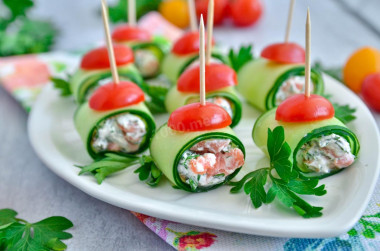 Cucumber rolls with cottage cheese and red fish