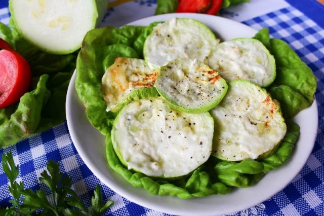 Quick zucchini in the microwave in 10 minutes is fast and delicious