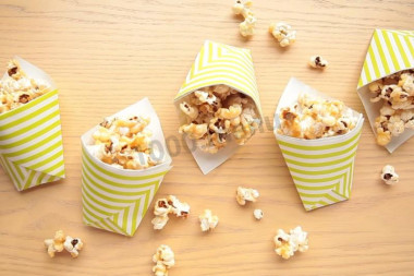 Popcorn with butter and vegetable oil in the microwave