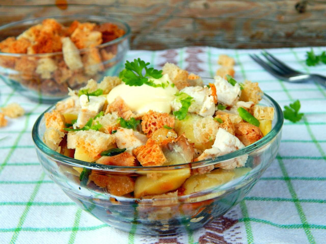 Salad with smoked chicken and crackers