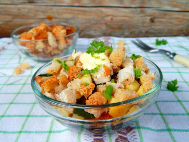 Salad with smoked chicken and crackers