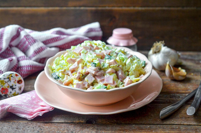 Salad with Peking cabbage, ham and cucumber
