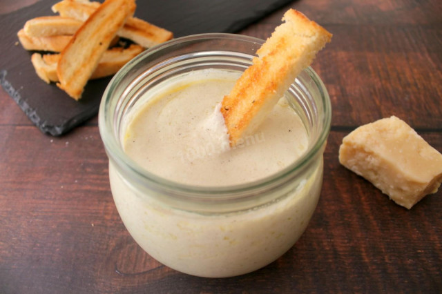 Cheese and garlic sauce with cheese and cream