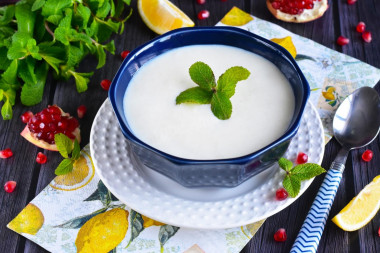 Semolina porridge in a slow cooker with milk