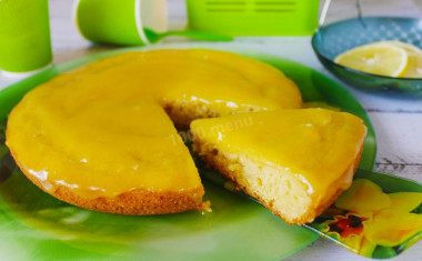 A simple cake in a slow cooker with lemon cream