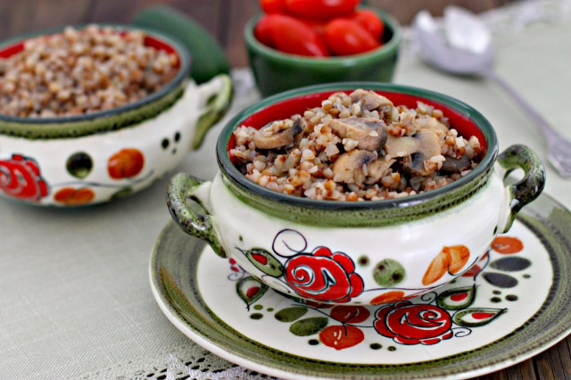 Buckwheat with mushrooms and onions in a slow cooker