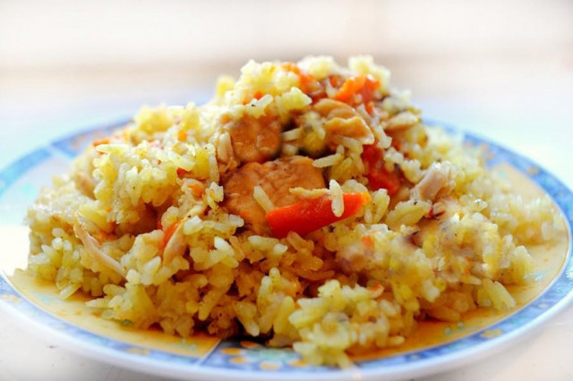 Delicious pilaf with chicken in a slow cooker
