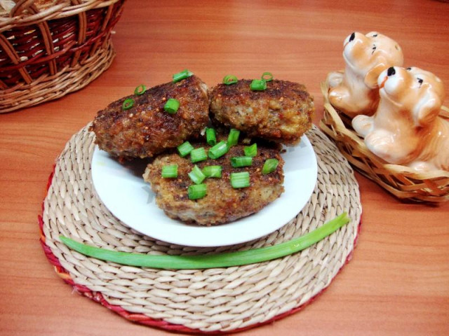 Minced meat cutlets in a slow cooker