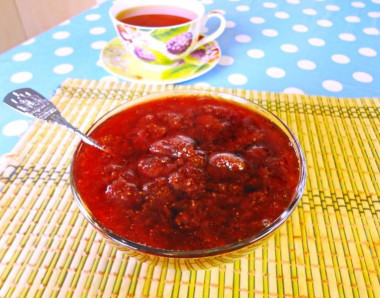 Strawberry jam in a slow cooker