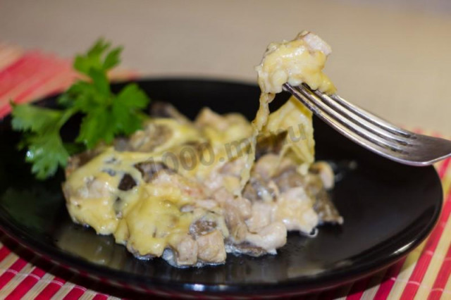 Julienne in a slow cooker with chicken and mushrooms