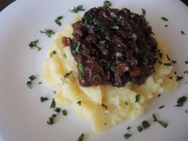 Beef with prunes in a slow cooker