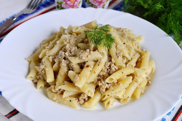 Navy pasta with minced chicken in a slow cooker