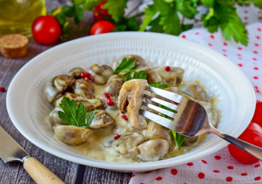 Mushrooms in cream sauce in a slow cooker